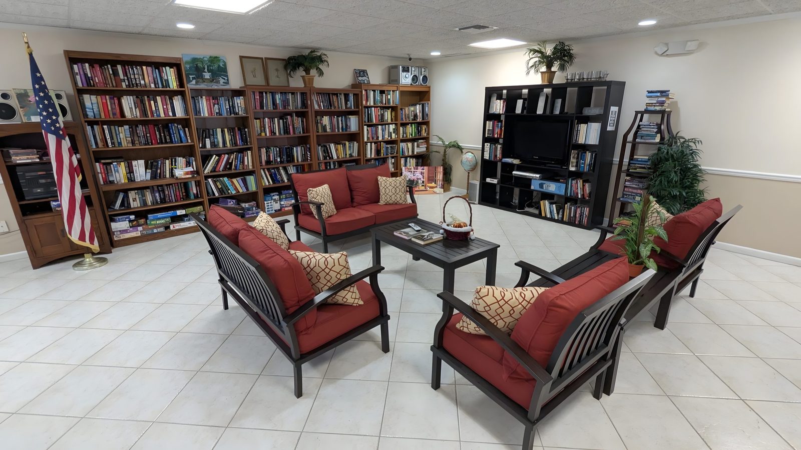 The library and lounge with bookshelves and sofas.